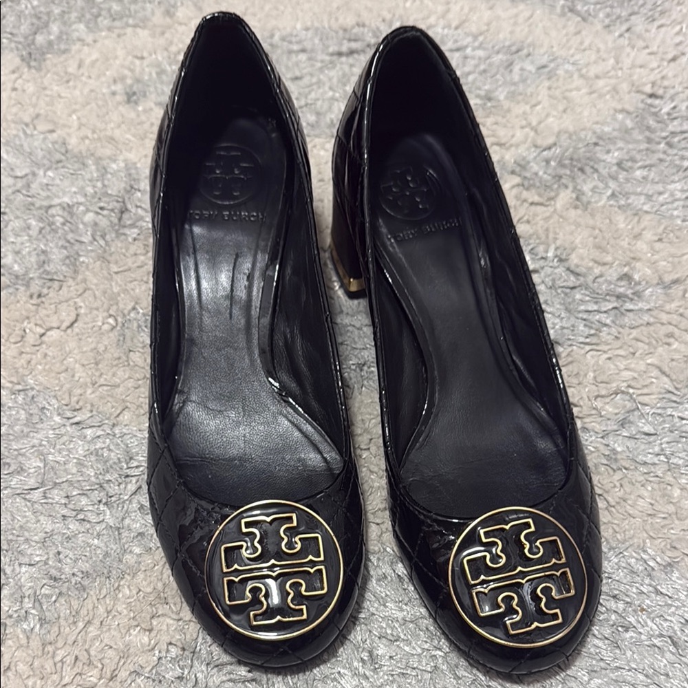 Tory Burch Black Pumps with Gold Emblem
